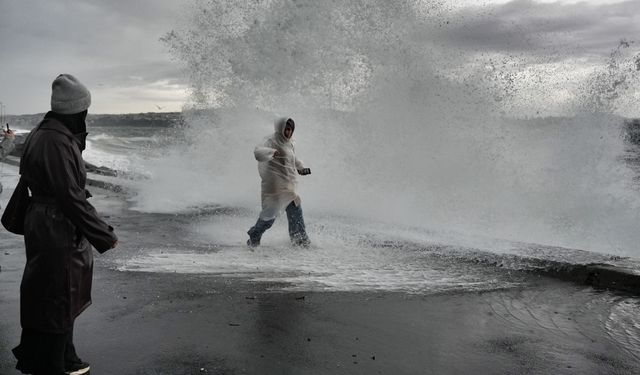 Dev dalgalara aldırmadılar, fotoğraf çektiler!