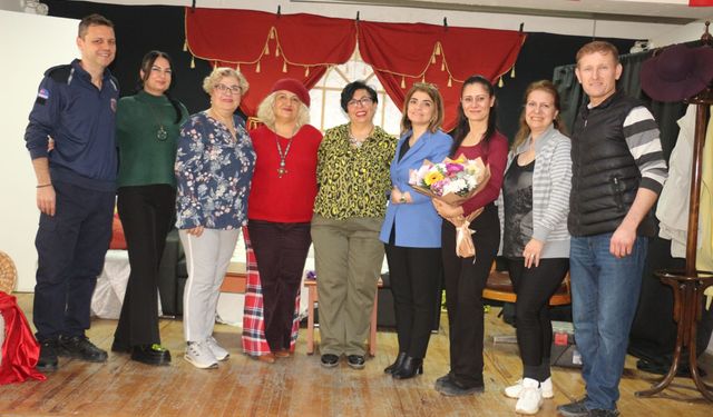 Dikili Umut Tiyatrosu, umut dağıtmaya devam ediyor