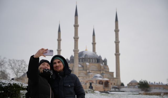Edirne’de kar şöleni: Selimiye Camii beyaza büründü