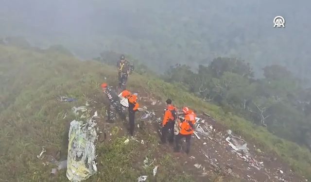 ATR 42 tipi uçak düştü: Enkaz bulundu, mürettebat ve yolculardan haber yok