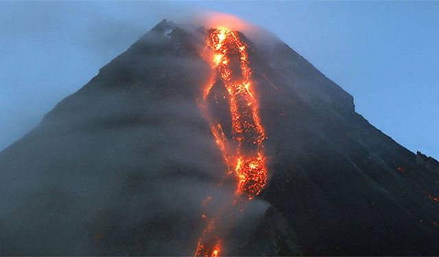 Mayon Yanardağı uyandı! Lavlar 100 metreye ulaştı