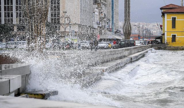 Fırtına duvarı Kordon’u deniz taşkınından korudu