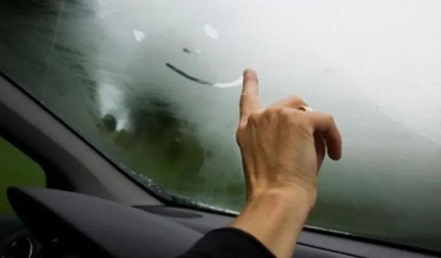 Görüşünüz kapanmasın: Araç camlarındaki buğuyu anında yok eden sıra dışı yöntemler