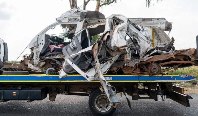 Servis minibüsü ile kamyon çarpıştı: 14 öğrenci öldü