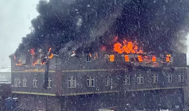 İstanbul Tuzla'da fabrika yangını!