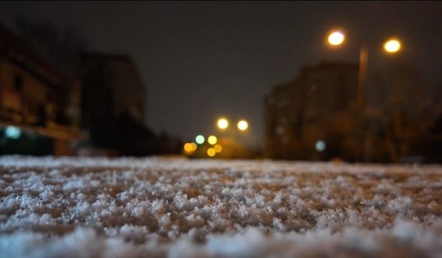 İstanbul'da gün boyu beklenen kar yağışı gece saatlerinde etkisini gösterdi