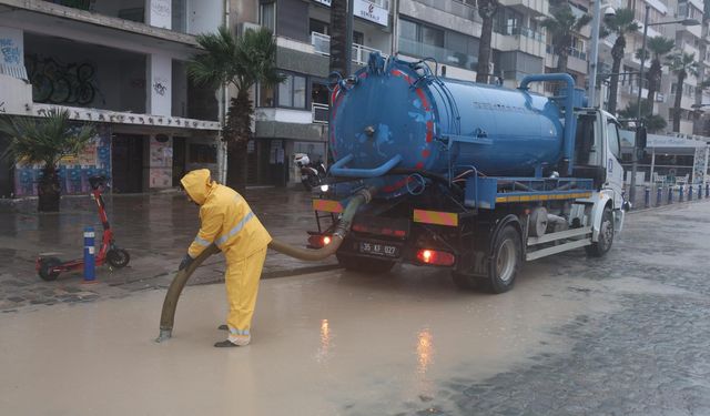 İzmir Büyükşehir yağış alarmında: Binlerce personel sahada