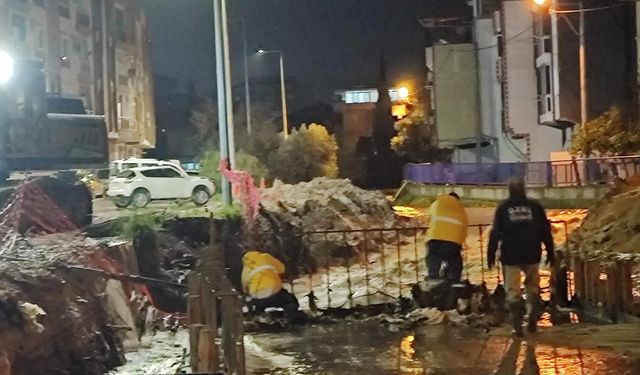 İzmir’de alarm: Yıldırım düştü, dereler taştı