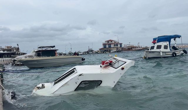 İzmir'de fırtına ve dev dalgalar tekneleri batırdı