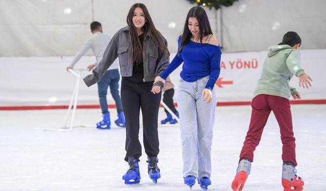 İzmir’de kışın keyfi buz pistlerinde yaşanıyor