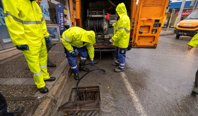İzmir’de sağanak ve fırtına alarmı: Ekipler sahaya indi