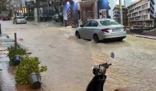İzmir’de sağanak ve fırtına hayatı felç etti