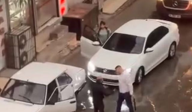 İzmir’de trafikte dehşet anları: Demir sopa yetmedi, döner bıçağıyla kovaladı!