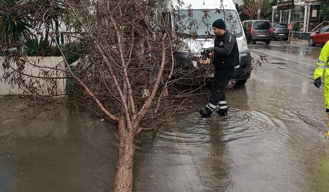 İzmir’i fırtına vurdu: Belediyeden tam seferberlik