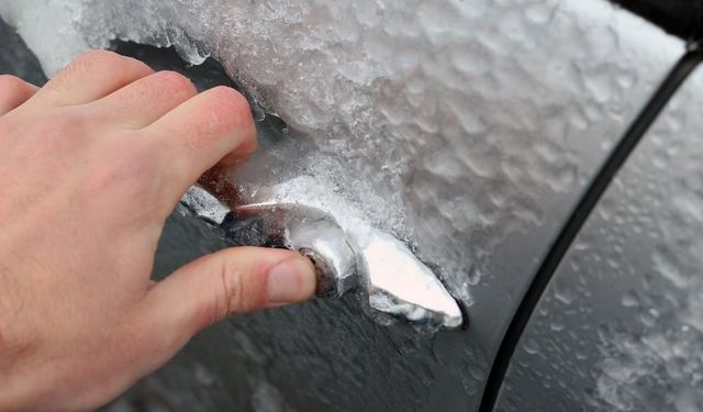 Kışın herkesin yaşadığı sorun! Donmuş araç kapıları saniyeler içinde nasıl açılır?