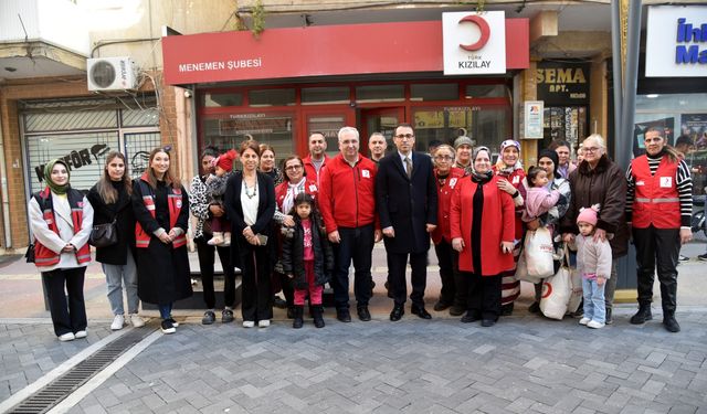 Kızılay Menemen çocukların hem kalbini hem ellerini ısıtıyor