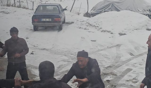 Lavabo molası kavgaya dönüştü: Yolcu otobüsüne taşlı sopalı saldırı