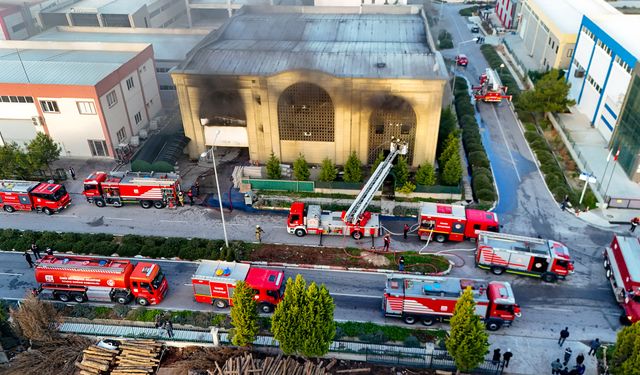 Menderes’te korkutan yangın! Fabrika alevlere teslim oldu