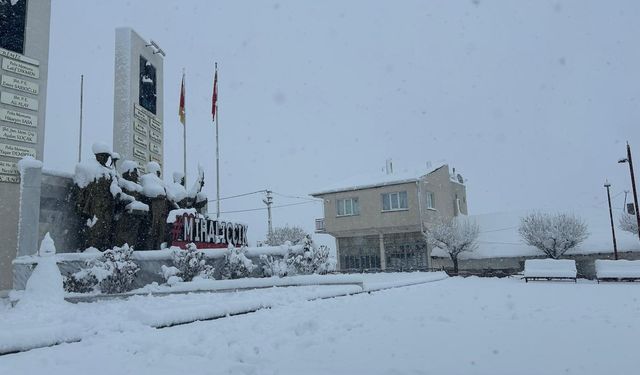Mihalıççık’ta kar kalınlığı 25 santimetreyi aştı!