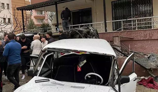 Ödemiş’te feci kaza! Otomobil apartman bahçesine uçtu