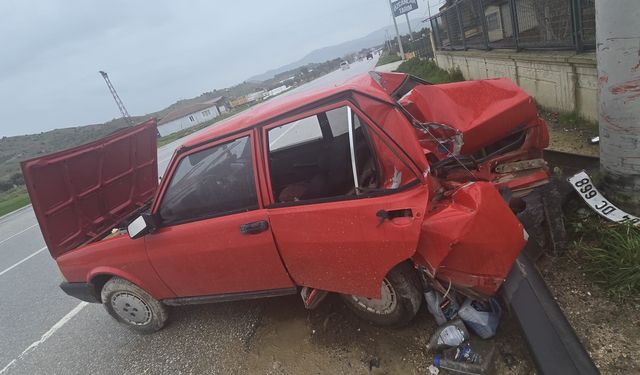 Ödemiş’te kontrolden çıkan otomobil betona çarptı