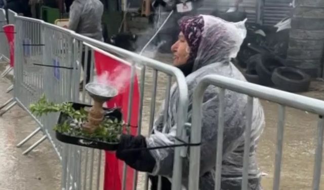 Özgür Özel’in Hatay mitinginde ilginç anlar: Kendini yaktı!