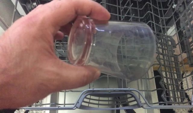 Bulaşık makinesinden çıkan bardaklar artık iz bırakmıyor: Evdeki iki malzeme yetiyor