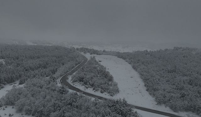 Zirve beyaza büründü, kış manzarası havadan görüntülendi
