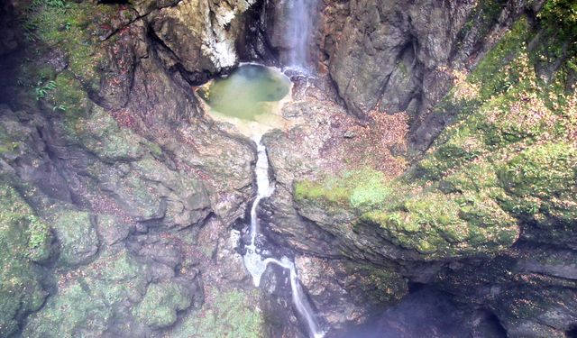 100 metrelik dev ağız! Bu mağara görenleri şaşırtıyor