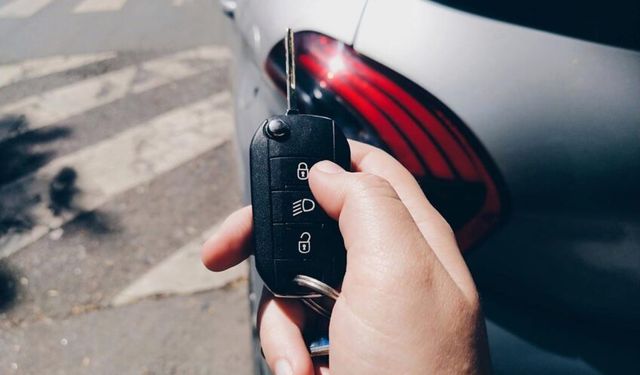 Anahtar pili bitti, araç çalışmıyor mu? Sakın çekici çağırmayın, çözümü çok basit!