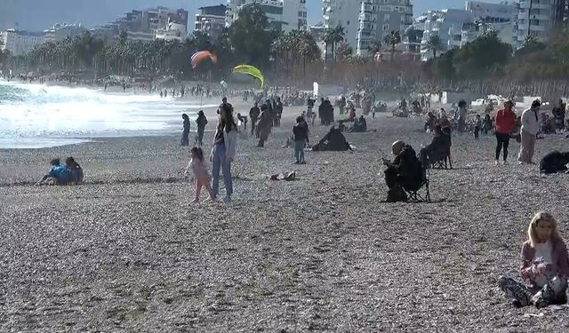 Antalya’da yağmur bitti, güneşi gören sahile koştu!