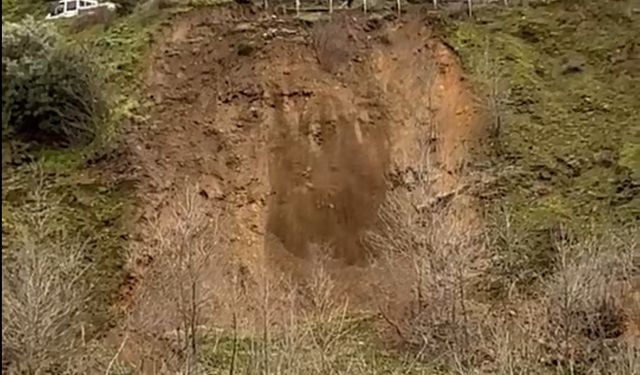 İzmir'de korkutan heyelan: Toprak ve kaya parçaları yola sürüklendi!