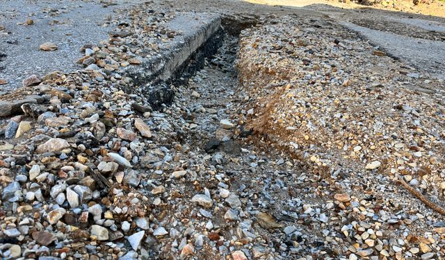 Bayındır’daki çukur yollar sürücüleri zora sokuyor