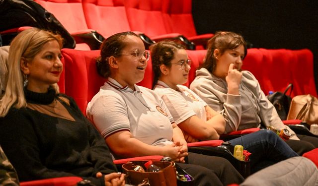 Bornova’da özel çocuklara sinema sürprizi