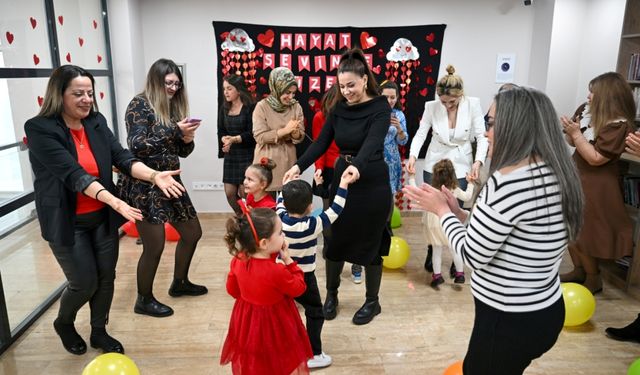 Bornova’da Sevgi Günü’nde minikler aileleriyle dans etti