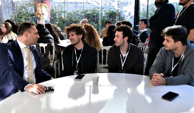 Bornova’da üniversitelilere yeni burs modeli: Altın Gelecek başlıyor