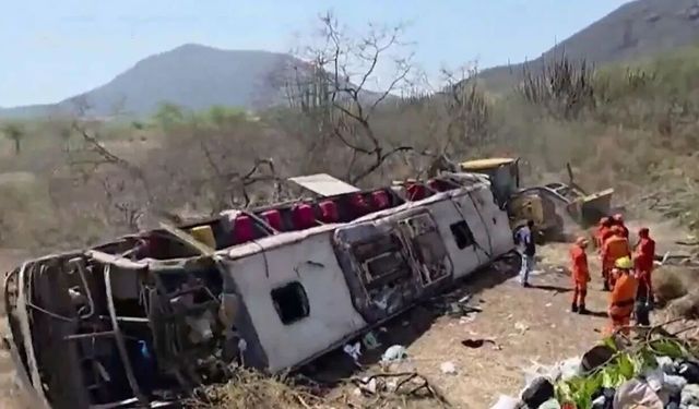 Yolcu otobüsü devrildi, 4’ü çocuk 16 kişi hayatını kaybetti