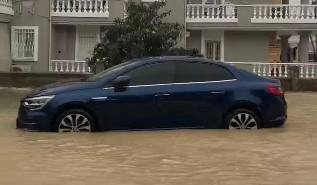 Çeşme’ de caddeler dereye döndü