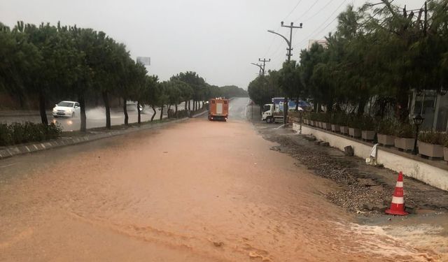 Çeşme’ de caddeler dereye döndü