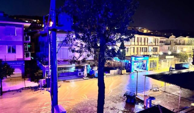 Çeşme’de sağanak yağış ve fırtına etkili oldu; Belediye ekipleri teyakkuzdaydı