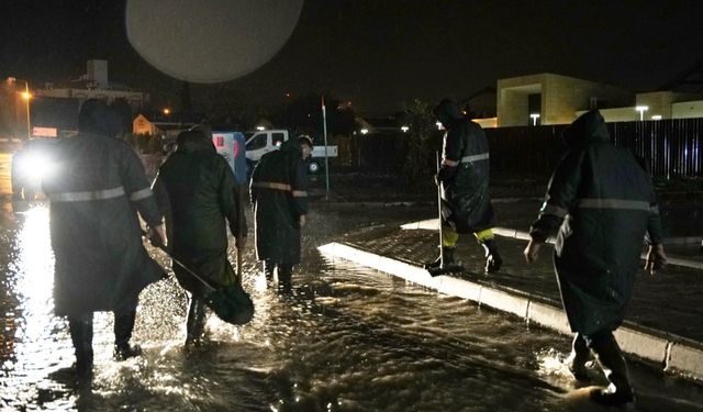 Çeşme’de yağış sonrası kritik çalışma