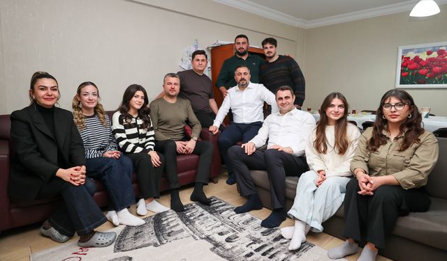 CHP liderleri Buca’da gençlerin sofrasına konuk oldu