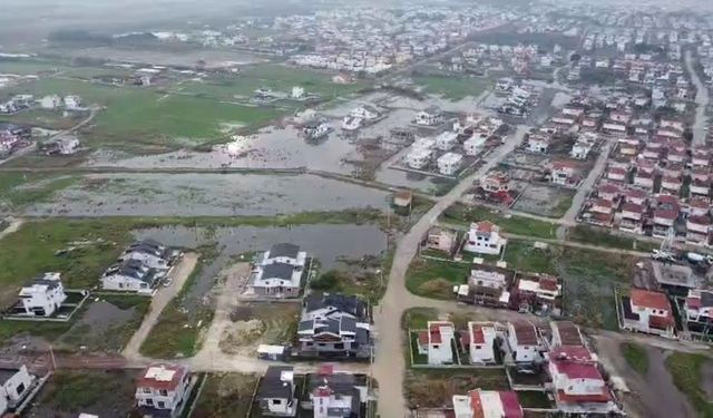 Dikili’de yağışın izleri silinemiyor