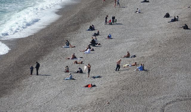 Dün fırtına vardı, bugün yaz geldi: Antalya’da 17 dereceyi gören sahile koştu!
