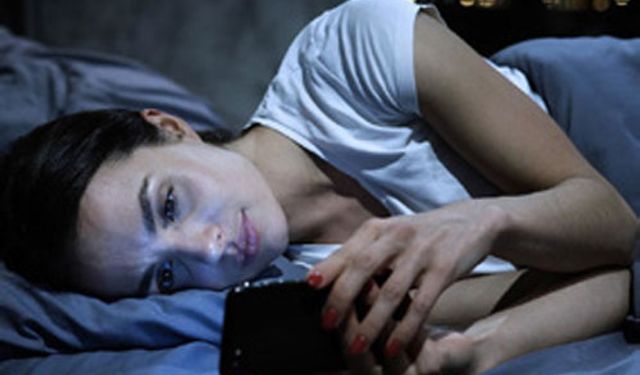 Yatakta telefona bakarken başlıyor! O belirtiyi sakın hafife almayın