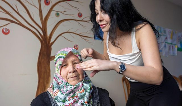 İzmir’in 'Güçlenme Durağı': Kadınlara mobil kuaför ve hak eğitimi