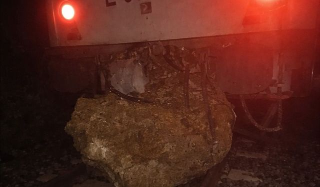 İzmir treninin üzerine kaya düştü; 150 yolcu faciadan döndü!