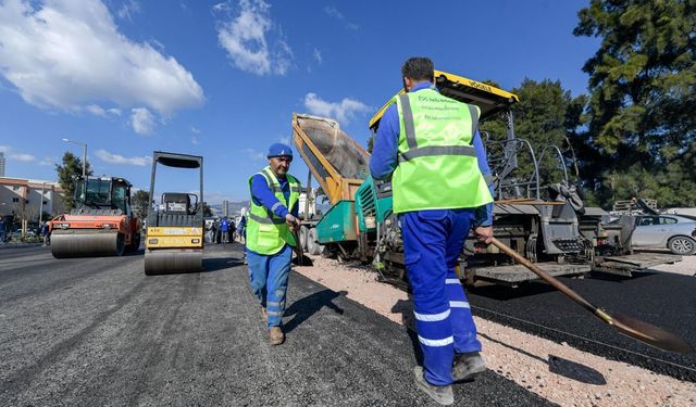 İzmir’de asfalt seferberliği tam gaz sürüyor