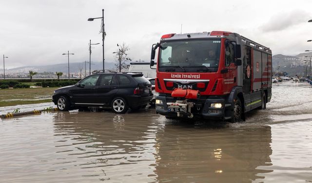 İzmir'de 'Bileşik Kaplar' etkisi su baskınlarını tetikledi