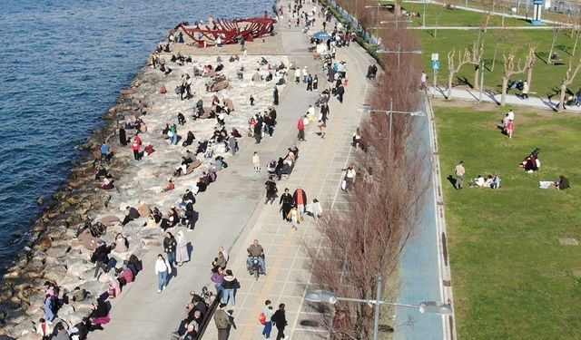 İzmir’de güneş yüzünü gösterdi: Sahiller doldu taştı